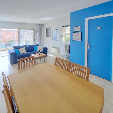 Very Pleasant 2 Garage Near The Beaches Apartment *