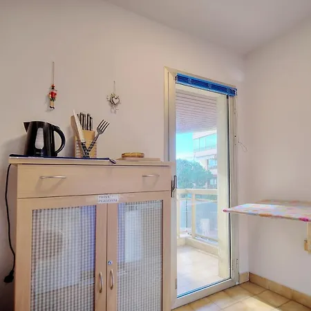 Very Pleasant 2 Garage Near The Beaches Apartment *