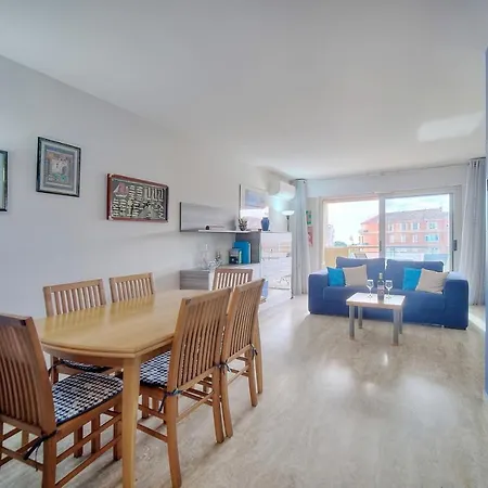 Very Pleasant 2 Garage Near The Beaches *
