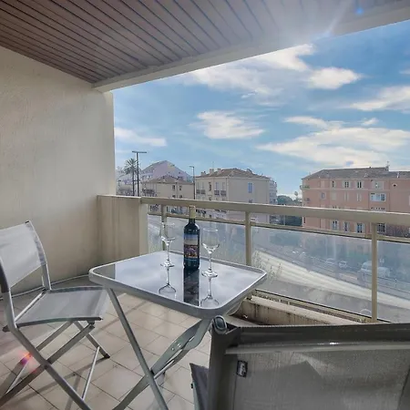 Very Pleasant 2 Garage Near The Beaches