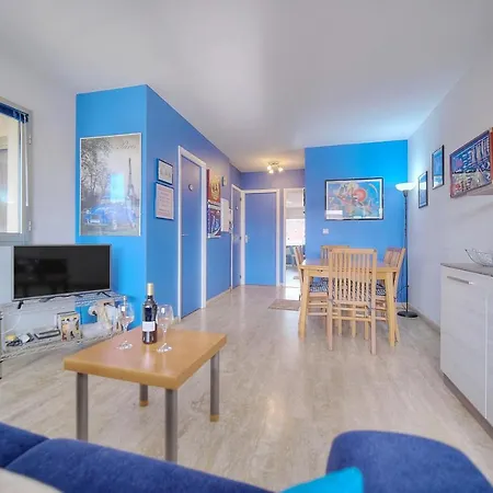 Very Pleasant 2 Garage Near The Beaches Apartment