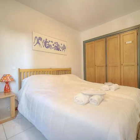 Very Pleasant 2 Garage Near The Beaches Apartment *